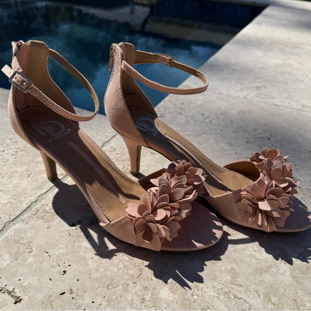 Elegant Floral Women's Sandals in Pink - Picture 10 of 16